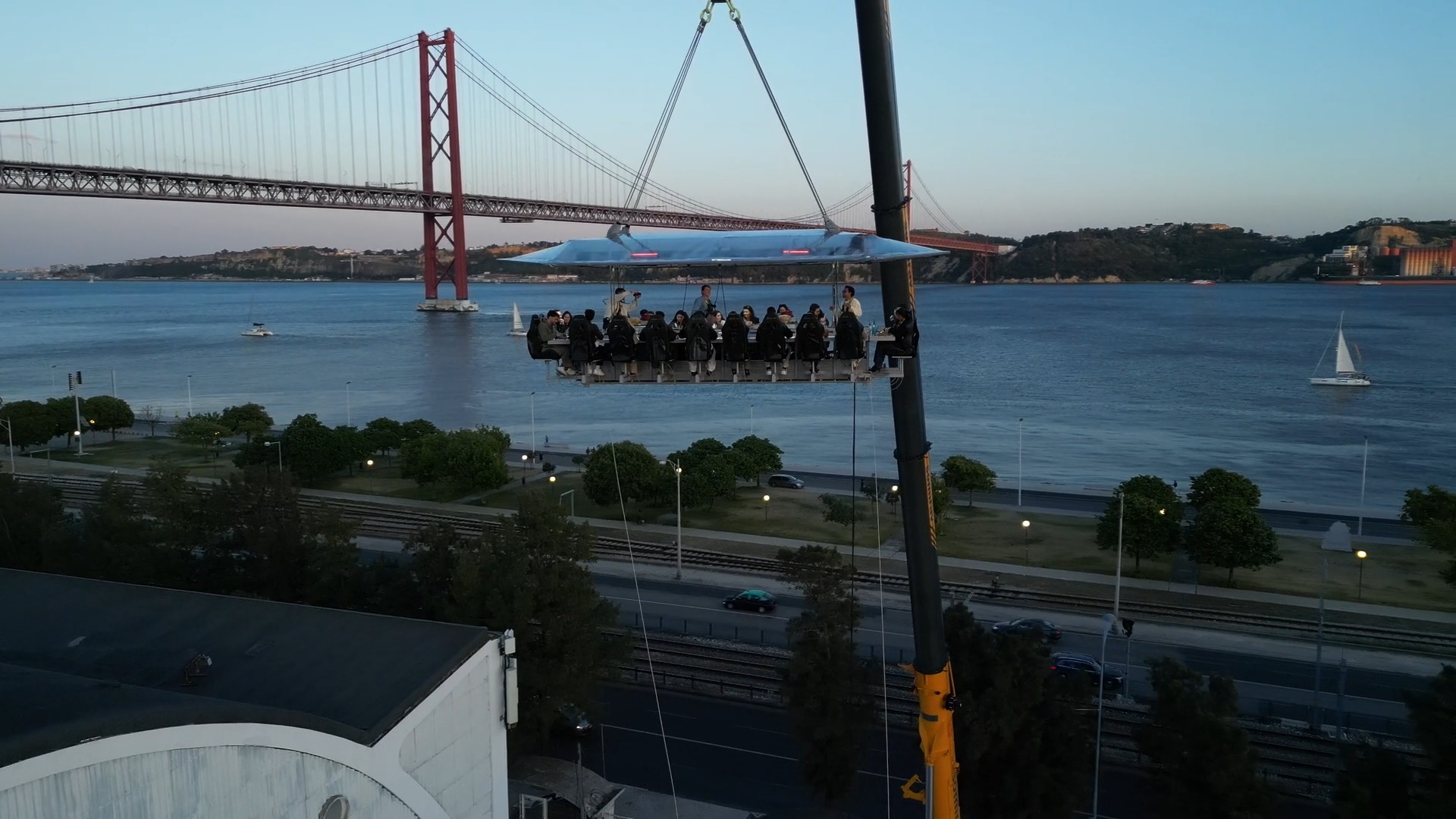 Dinner in the Sky Lisbon: Experience Report – A Meal Above the Clouds